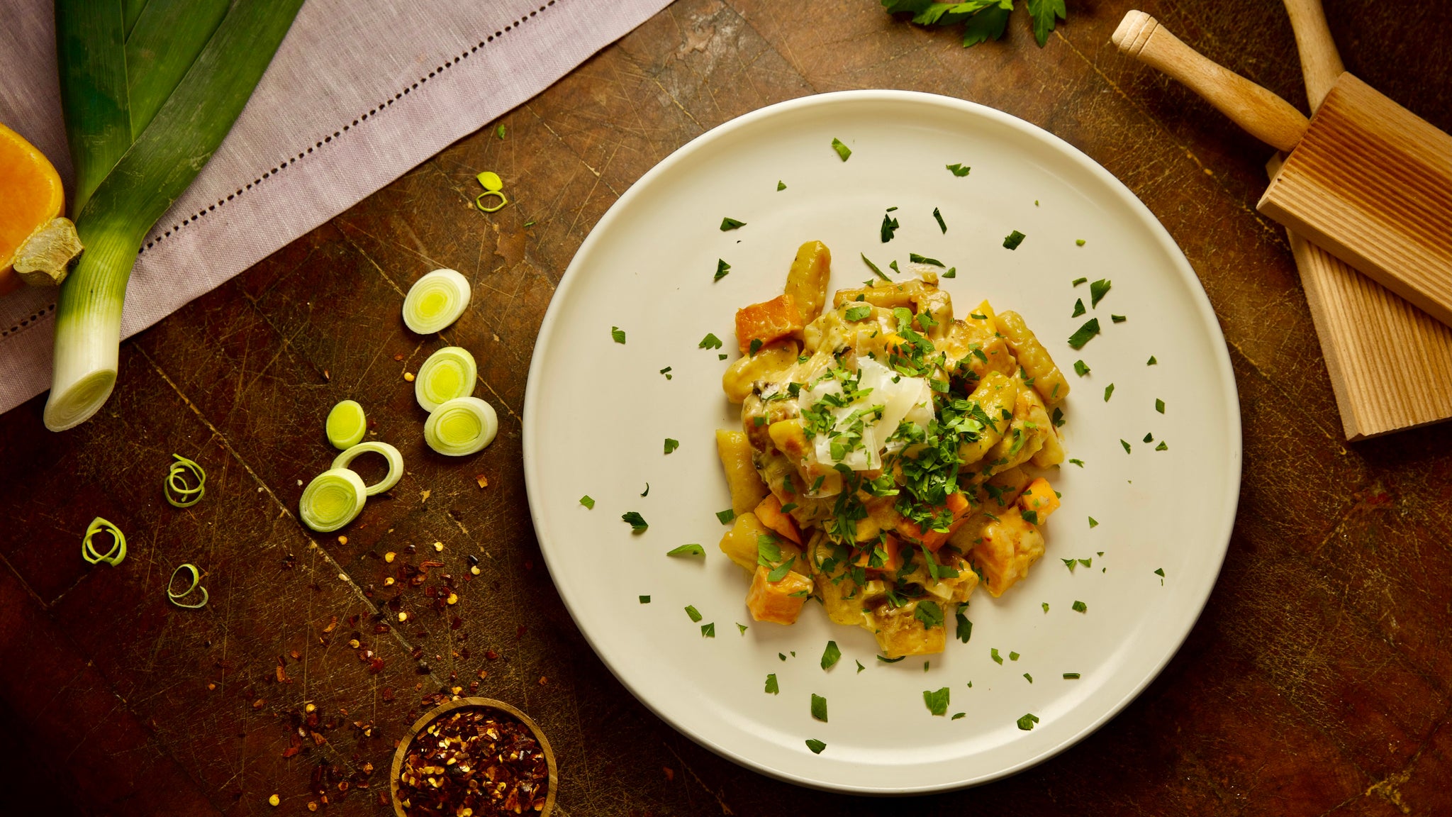 Yigitga siyayotgan qizlar olomon (foto) Erini aldayotgan xotinlarning porno videolari